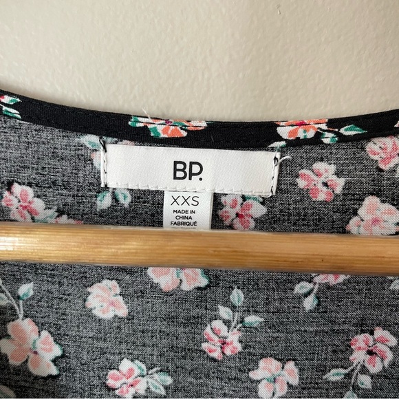 BP Floral Deep V Dress with Short Sleeves - Picture 5 of 6